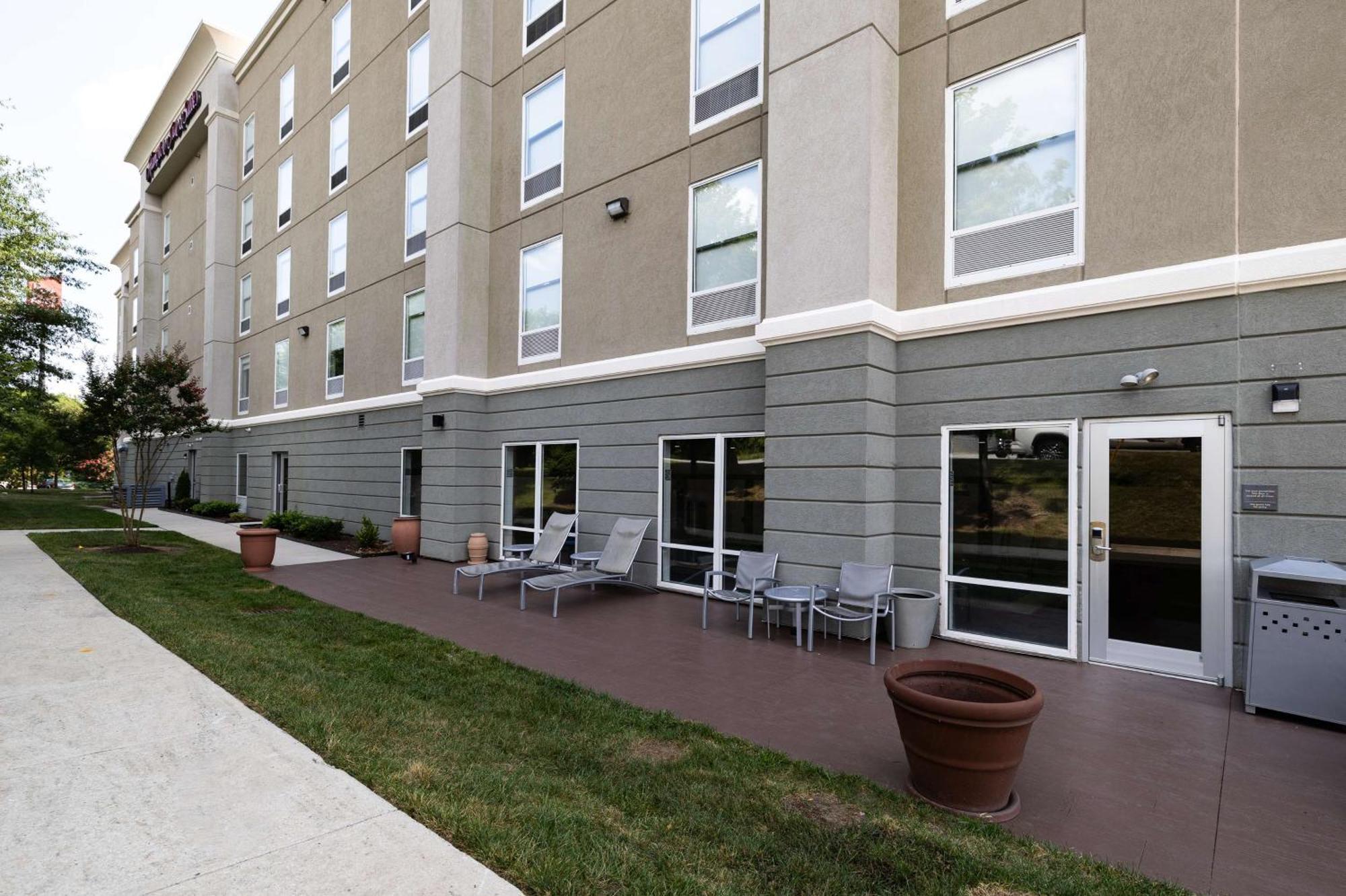 Hampton Inn & Suites Greensboro/Coliseum Area Exterior photo